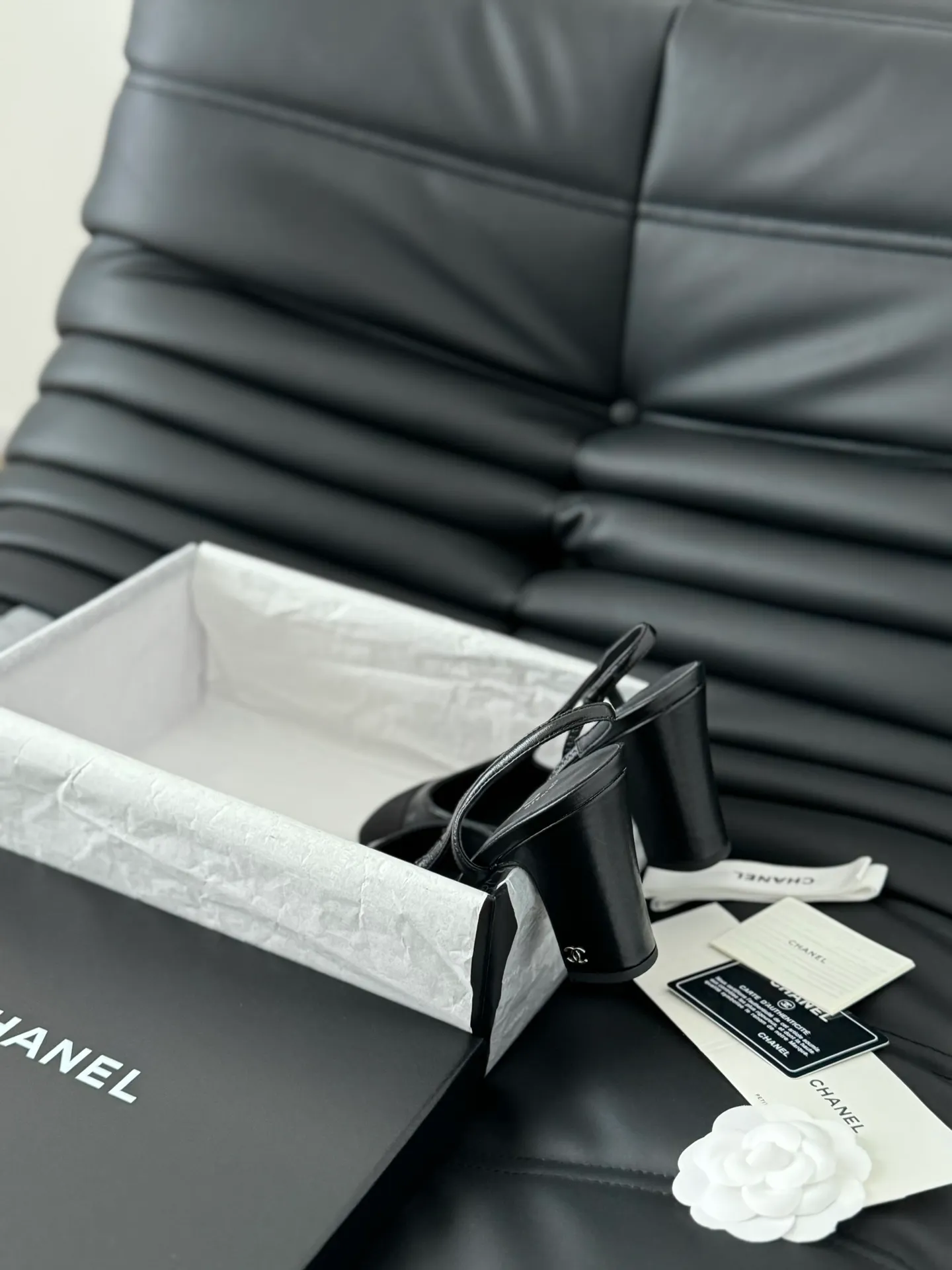 👟👟Ex-factory price 500👟👟 Purchasing-grade Chanel classic slingback sandals. We have been making this model for the past few years. This year we will re-purchase the version and make a detailed copy again. I found that the upper lines and body comfort of the new version have been slightly adjusted! The brand won't say anything because the overall appearance difference is not big and it doesn't affect wearing. All colors now produced are produced according to the latest styles! What you buy is the latest classic model from the counter, made of imported mixed sheepskin surface material, imported mixed sheepskin, and Italian imported cowhide leather soles! High heels 6.5cm Size:35-39 Other sizes can be customized